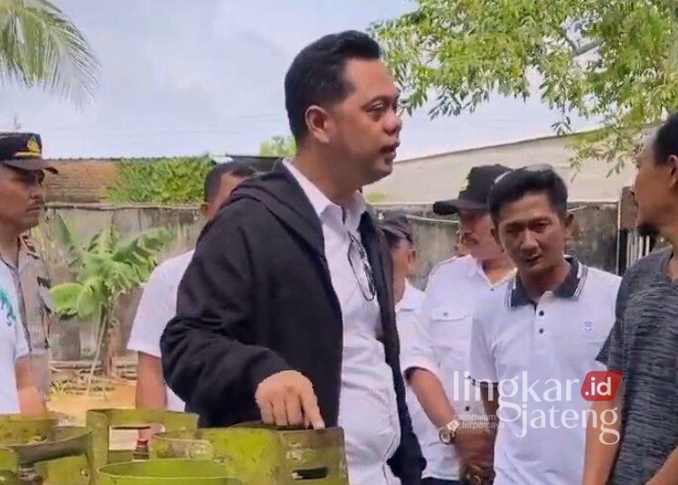 Bupati Jepara Tambah 500 Tabung Gas LPG 3 Kg Tiap Minggu untuk Karimunjawa 25 Bupati Jepara saat mengecek salah satu pangkalan gas LPG 3 kg di Karimunjawa, Jepara, Sabtu (29/3). (Muhammad Aminudin/Lingkarjateng.id)