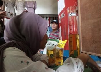 Tim sidak dari Disdagperin Kabupaten Pati mengecek volume MinyaKita di Pasar Rogowangsan, Rabu (12/3). (Setyo Nugroho/Lingkarjateng.id)