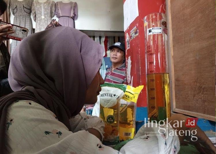 Tim sidak dari Disdagperin Kabupaten Pati mengecek volume MinyaKita di Pasar Rogowangsan, Rabu (12/3). (Setyo Nugroho/Lingkarjateng.id)