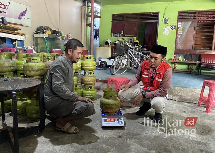 Tim Pertamina saat mengecek salah satu pangkalan LPG di Kabupaten Kudus beberapa waktu lalu. (Nisa Hafizhotus S./Lingkarjateng.id)