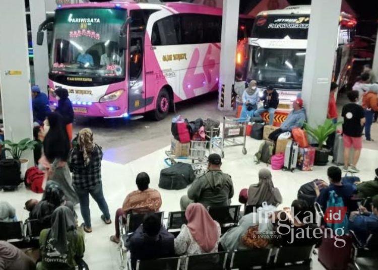 POTRET: Sejumlah penumpang menunggu bus di ruang tunggu bus AKAP Terminal Tipe A Tingkir Salatiga. (Angga Rosa/Lingkarjateng.id)