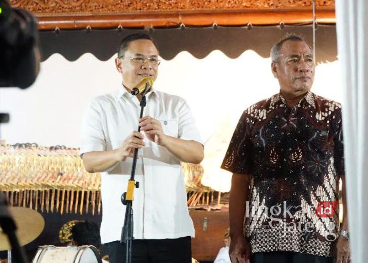 Tingkatkan Layanan RSUD Soewondo, Bupati Pati Perintahkan Pengurangan Pegawai Non-ASN 25 Bupati Pati, Sudewo (kiri) menyapa warga yang sedang menonton wayang kulit di Desa Bendar, Kecamatan Juwana, Kabupaten Pati pada Jumat, 28 Februari 2025. (Humas Pemkab Pati/Lingkarjateng.id)