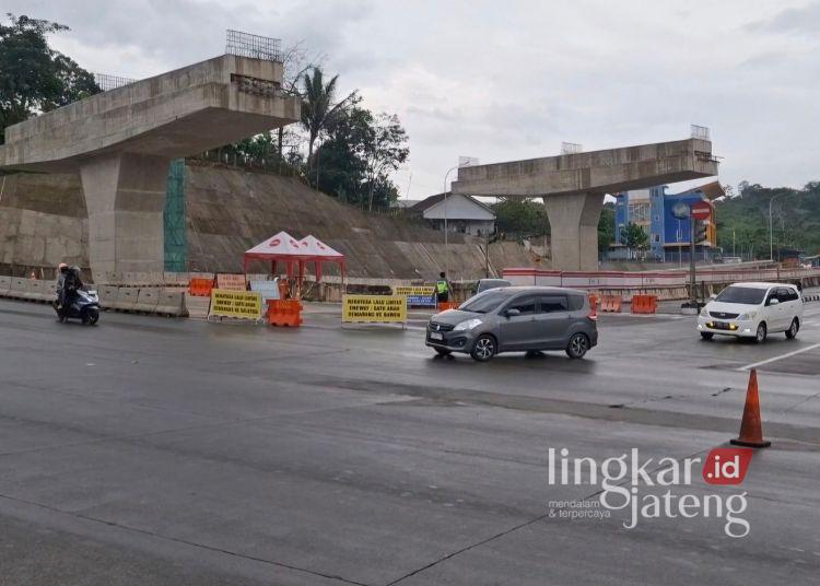 Penerapan One Way Dipersempit dari Semarang hingga GT Bawen 25 Suasana kondisi lalu lintas di ruas Tol Semarang-Solo tepatnya di Jembatan Susukan KM 425 Ungaran, Kabupaten Semarang pada Sabtu, 29 Maret 2025 yang masih diberlakukan one way hingga GT Bawen itu tampak lengang. (Hesty Imaniar/Lingkarjateng.id)