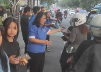 BERBAGI : Sejumlah jemaat Gereja Katolik St.Paulus Miki bersama organisasi Wanita Katolik Republik Indonesia (WKRI) cabang Salatiga membagikan takjil kepada warga yang melintas di Jalan Diponegoro, Sabtu, 1 Maret 2025. (Dok. Warga/Lingkarjateng.id)