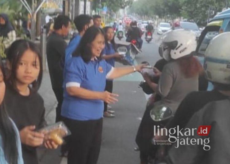 Potret Toleransi di Salatiga, Umat Kristen Bagikan Ratusan Takjil 25 BERBAGI : Sejumlah jemaat Gereja Katolik St.Paulus Miki bersama organisasi Wanita Katolik Republik Indonesia (WKRI) cabang Salatiga membagikan takjil kepada warga yang melintas di Jalan Diponegoro, Sabtu, 1 Maret 2025. (Dok. Warga/Lingkarjateng.id)