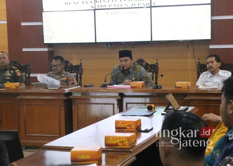 Wakil Bupati Jepara, M. Ibnu Hajar (Gus Hajar), saat memimpin rapat persiapan rangkaian Hari Jadi Jepara dan prosesi larungan pesta lomban di Ruang Sosrokartono pada Selasa, 11 Maret 2025. (Tomi Budianto/Lingkarjateng.id)