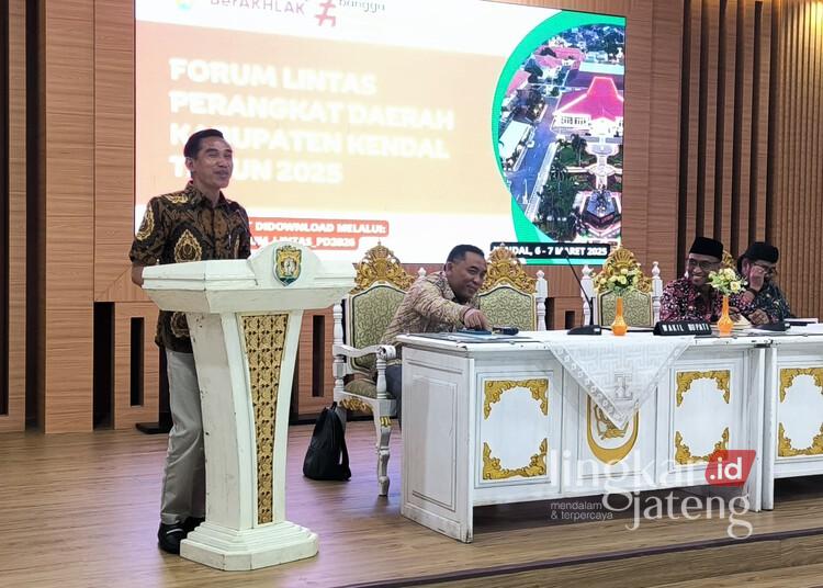 Wakil Bupati Kendal, Benny Karnadi, saat membuka kegiatan "Forum Lintas Perangkat Daerah Kabupaten Kendal" di Ruang Abdi Praja Setda Kendal pada Kamis, 6 Maret 2025. (Arvian Maulana/Lingkarjateng.id)