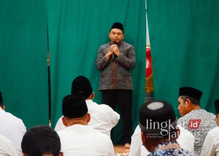 Wakil Bupati Pati Risma Ardhi Chandra dalam acara Tarawih dan Silaturahmi Bersama (Tarhima) di Aula DPRD Kabupaten Pati pada Rabu, 12 Maret 2025. (Lingkarjateng.id)