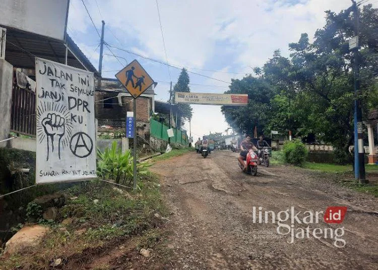 Wakil Ketua DPRD Pati: Perbaikan Jalan Tlogowungu Harus Gunakan Konstruksi Kuat 25 Tulisan sindiran terpampang di titik kerusakan rusak Jalan Lahar-Tlogowungu, Kabupaten Pati. (Setyo Nugroho/Lingkarjateng.id)