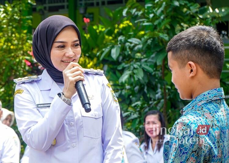 Wakil Wali Kota Salatiga, Nina Agustin, berdialog dengan siswa saat berkunjung ke SMPN 10 Salatiga pada Rabu, 12 Maret 2025. (Dok. Prokompim Setda Salatiga/Lingkarjateng.id)