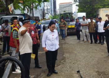 Wali Kota dan Wakil Wali Kota Semarang, Agustina Wilujeng Pramestuti dan Iswar Aminuddin saat meninjau perbaikan Jalan KH. Ahmad Dahlan Semarang, Jumat, 7 Maret 2025. (Syahril Muadz/Lingkarjateng.id)