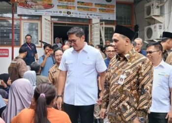 Wakil Menteri Pertanian, Sudaryono, didampingi Wakil Gubernur Jawa Tengah, Taj Yasin Maimoen, saat meninjau Operasi Pasar Bahan Pangan Pokok, di Gerai Agri Pos, Kantor Pos Johar, Semarang, Senin, 10 Maret 2025. (ANTARA/Lingkarjateng.id)