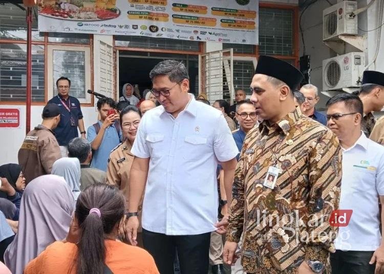 Wakil Menteri Pertanian, Sudaryono, didampingi Wakil Gubernur Jawa Tengah, Taj Yasin Maimoen, saat meninjau Operasi Pasar Bahan Pangan Pokok, di Gerai Agri Pos, Kantor Pos Johar, Semarang, Senin, 10 Maret 2025. (ANTARA/Lingkarjateng.id)