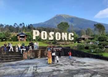 Para wisatawan sedang berkunjung ke wisata Posong, Temanggung, Jawa Tengah. (Rizky Syahrul Al-Fath/Lingkarjateng.id)