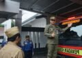 Bupati Pati, Sudewo menempelkan stiker nama mobil Damkar sebagai bentuk peresmian. Acara ini berlangsung di Parkiran Kantor Bupati Pati, Senin 10 Maret 2025. (Dok. for Lingkarjateng.id)