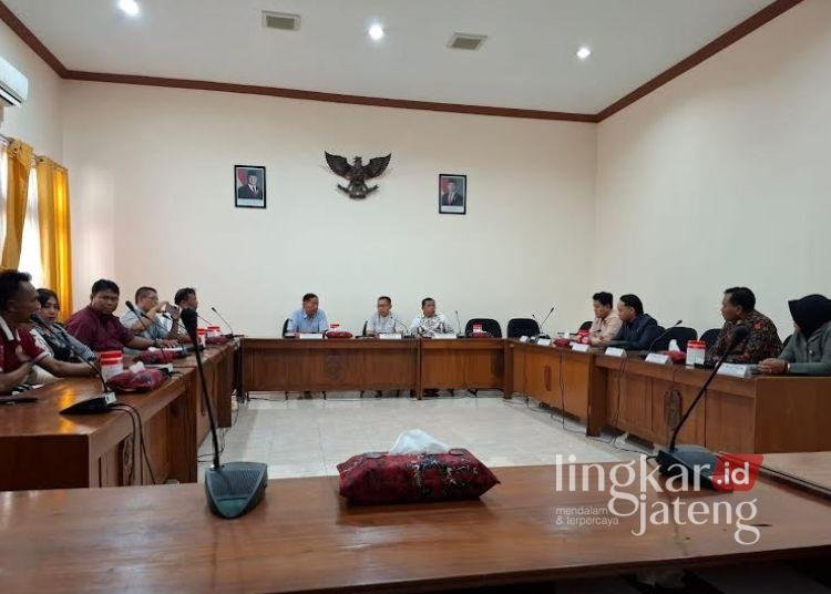 Komisi A DPRD Pati audiensi dengan pemilik lama ruko di Desa Semampir dan bagian hukum Pemkab Pati Kamis, 6 Maret 2025. (Setyo Nugroho/Lingkarjateng.id)