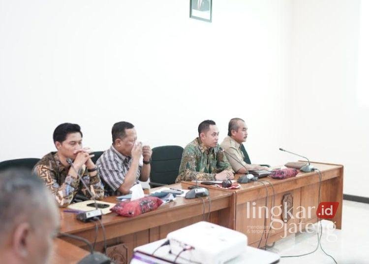 Ketua Komisi B DPRD Pati, Muslimah memimpin rapat pembahasan Raperda tentang Penataan PKL di Ruang Gabungan Kantor DPRD Kabupaten Pati, Jumat, 14 Maret 2025. (Setyo Nugroho/Lingkarjateng.id)