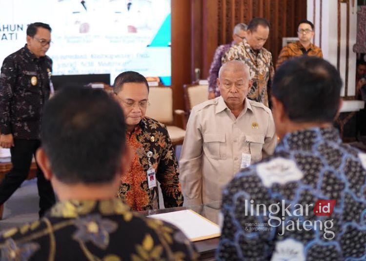Wakil Ketua I Dewan Perwakilan Rakyat Daerah (DRPD) Kabupaten Pati, Hardi bersama Bupati Pati, Sudewo dalam proses penandatanganan Ranwal RKPD tahun 2026 dan Ranwal RPJMD Kabupaten Pati tahun 2025-2029, di Pendopo Kabupaten Pati, Jumat, 21 Maret 2025. (Setyo Nugroho/Lingkarjateng.id)
