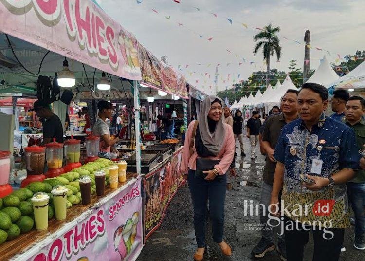 Wakil Bupati Pati, Risma Ardhi Chandra mengunjungi stand Festival Ramadhan 2025 yang digelar di Halaman Stadion Joyokusumo. Kegiatan ini resmi ia buka pada Jumat, 14 Maret 2025. (Setyo Nugroho/Lingkarjateng.id)