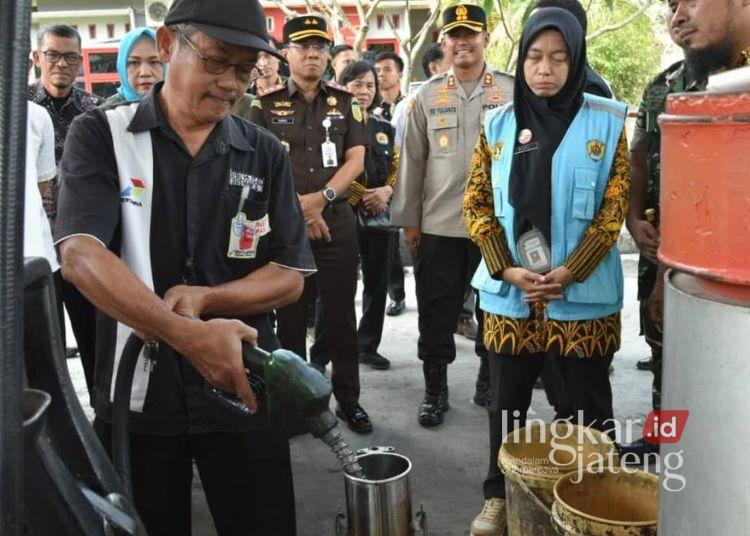 Rombongan Bupati Grobogan Setyo Hadi saat meninjau ketersediaan BBM di Stasiun Pengisian Bahan Bakar Umum (SPBU) pada Selasa, 25 Maret 2025. (Ahmad Abror/Lingkarjateng.id)
