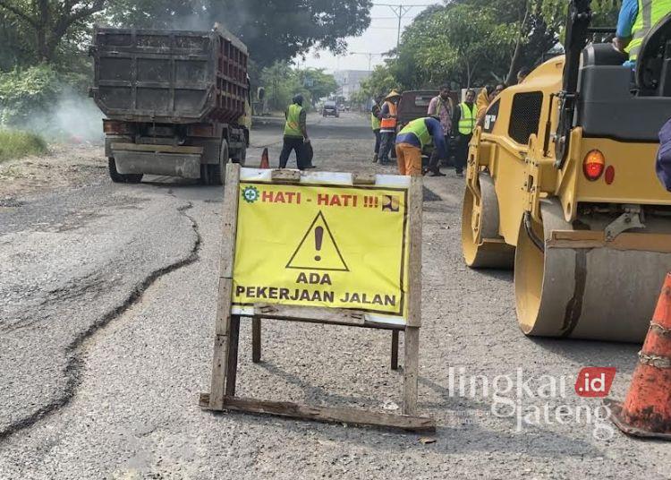 Proses perbaikan jalan di Jalan Boulevard, Jati Wetan, Kudus. (Mohammad Fahtur Rohman/Lingkarjateng.id)