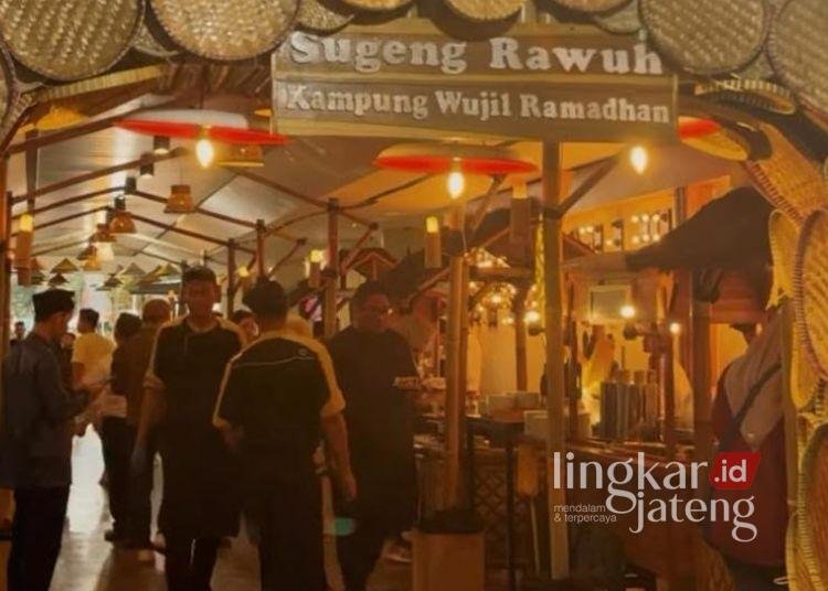 Keseruan pengunjung di Kampung Wujil Ramadhan 2025 yang diadakan di The Wujil Resort & Conventions yang ada di Bergas, Kabupaten Semarang, Minggu, 9 Maret 2025. (Hesty Imaniar/Lingkarjateng.id)