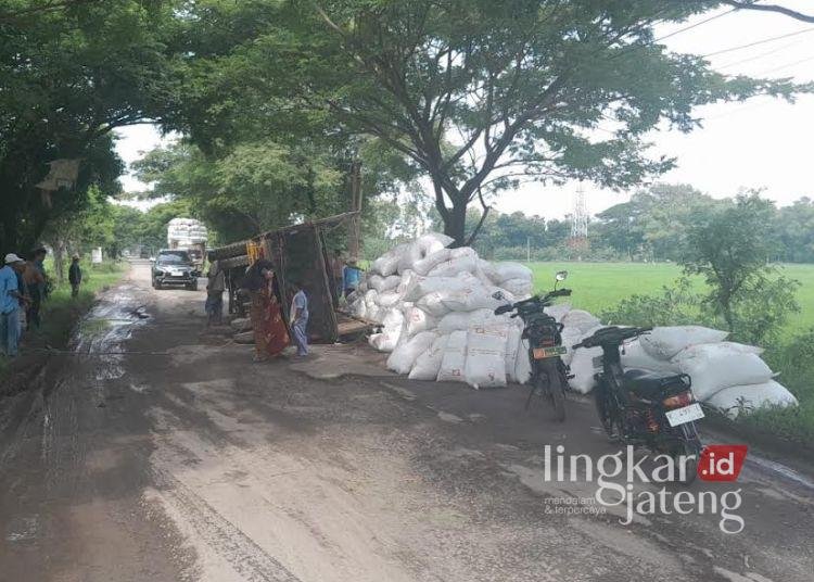 Kondisi truk terguling di jalan rusak, Jalan Raya Winong-Gabus, Rabu, 19 Maret 2025. (Dok. Pribadi/Lingkarjateng.id)