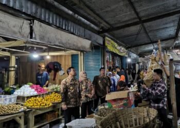 Gubernur Jawa Tengah, Ahmad Lutfi didampingi Bupati dan wakil Bupati Kendal saat melakukan kunjungan di Pasar Boja, Jumat, 7 Maret 2025. (Arvian Maulana/Lingkarjateng.id)