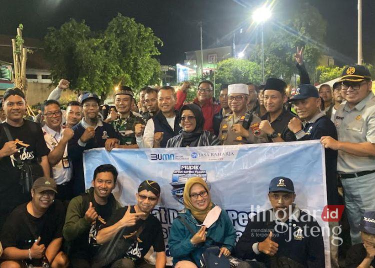Bupati Kudus Sam’ani Intakoris saat berfoto dengan ratusan pemudik di Halaman Pendopo Kudus pada Rabu malam, 26 Maret 2025. (Mohammad Fahtur Rohman/Lingkarjateng.id)