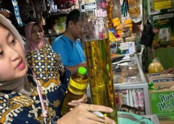 Dinas Perdagangan dan Perindustrian (Disdagperin) Kabupaten Pati bersama UPT Metrologi Legal mengecek volume MinyaKita di Pasar Puri Pati, Selasa, 11 Maret 2025. (Setyo Nugroho/Lingkarjateng.id)