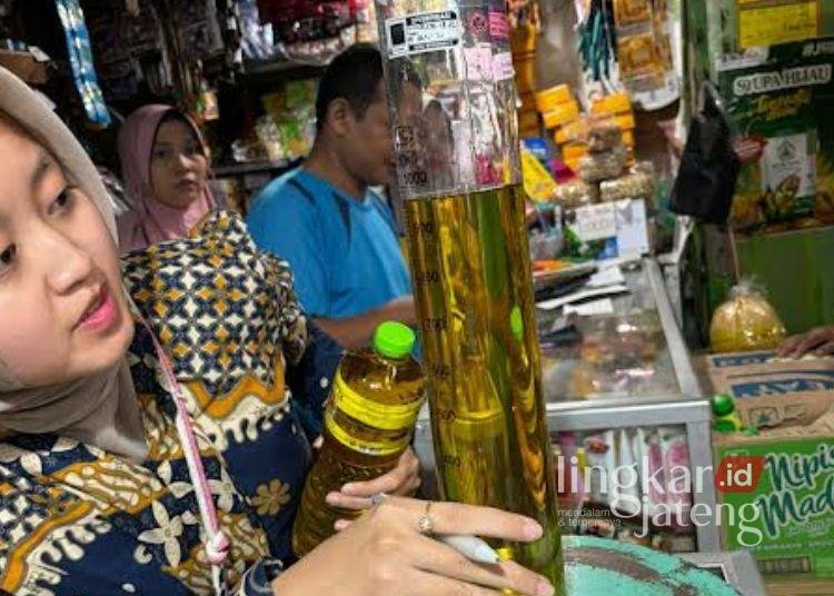 Dinas Perdagangan dan Perindustrian (Disdagperin) Kabupaten Pati bersama UPT Metrologi Legal mengecek volume MinyaKita di Pasar Puri Pati, Selasa, 11 Maret 2025. (Setyo Nugroho/Lingkarjateng.id)