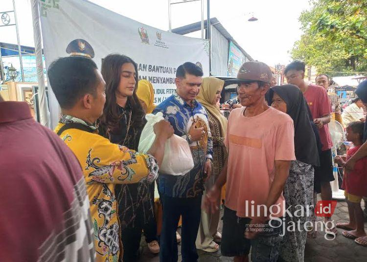 Bupati Pekalongan Fadia Arafiq menyerahkan paket beras zakat kepada warga kecamatan Sragi di kawasan Puja Sera, Masjid Besar Baiturrahman, Rabu sore, 26 Maret 2025. (Fahri Akbar/Lingkarjateng.id)