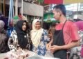 RAMAI: Bupati Pekalongan, Fadia Arafiq, saat meninjau harga dan ketersediaan bahan pangan di Pasar Kesesi, Kamis (13/03). Pemkab Pekalongan berencana menggelar pasar murah guna menekan lonjakan harga menjelang Lebaran. (Fahri Akbar/Kabarhariini.id)