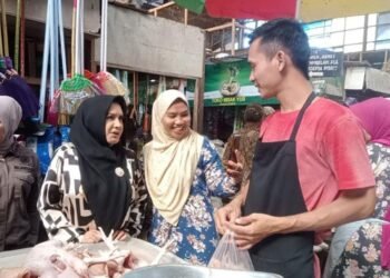 RAMAI: Bupati Pekalongan, Fadia Arafiq, saat meninjau harga dan ketersediaan bahan pangan di Pasar Kesesi, Kamis (13/03). Pemkab Pekalongan berencana menggelar pasar murah guna menekan lonjakan harga menjelang Lebaran. (Fahri Akbar/Kabarhariini.id)