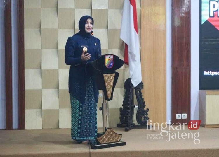 PERTEMUAN: Wakil Wali Kota Pekalongan, Balgis Diab saat membuka Pertemuan Forum Koordinasi Penyusunan Kegiatan Bersumber TJSLBU di Ruang Jlamprang Setda Kota Pekalongan, pada Jumat, 14 Maret 2025. (Fahri Akbar/Lingkarjateng.id)