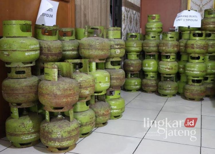 Sejumlah tabung gas LPG 3 kilogram yang menjadi barang bukti kasus sindikat pencuri spesialis toko kelontong. Para pelaku saat ini telah diamankan Polesta Pati. (Dok. for Lingkarjateng.id)