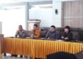 Pelaksanaan musyawarah terkait aktivitas dump truk stockpile yang berlangsung di Aula Kecamatan Weleri, Kabupaten Kendal, pada Jumat, 14 Maret 2025. (Arvian Maulana/Lingkarjateng.id)