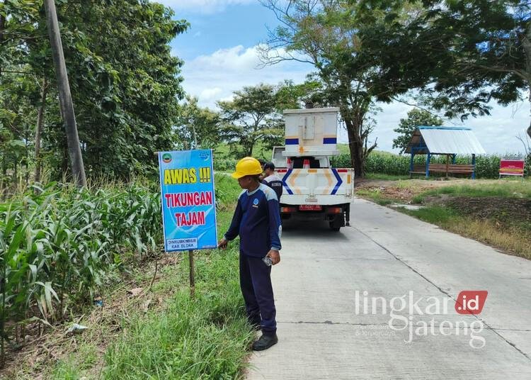 Petugas Dinrumkimhub Blora memasang banner peringatan jalan yang dinilai rawan kecelakaan. (Dok. Dinrumkimhub Blora/Lingkarjateng.id)