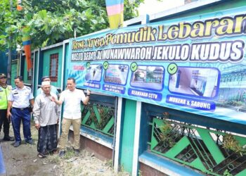 Bupati Kudus, Sam’ani Intakoris, saat mengunjungi Masjid Al-Munawwaroh, Kecamatan Jekulo, pada Sabtu, 29 Maret 2025. (Nisa Hafizhotus S./Lingkarjateng.id)
