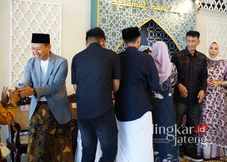 Open House di Pendopo, Bupati Sam'ani Komitmen Layani Warga Kudus 25 Bupati dan Wakil Bupati Kudus, Sam'ani Intakoris dan Bellinda Putri Sabrina Birton, bersalaman dengan warga dalam kegiatan open house di Pendopo Kabupaten Kudus pada Senin, 31 Maret 2025. (Nisa Hafizhotus S./Lingkarjateng.id)
