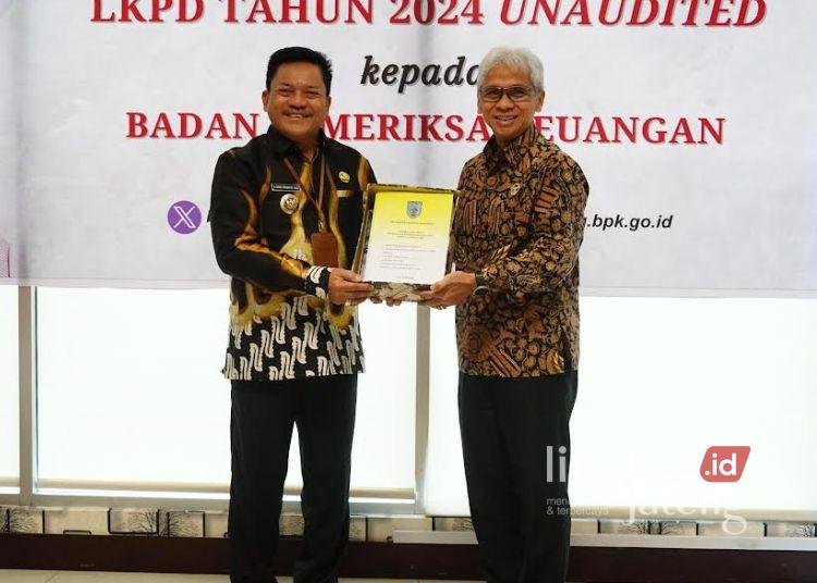 Wali Kota Salatiga Robby Hernawan menyerahkan LKPD Kota Salatiga Tahun 2024 kepada BPK RI Perwakilan Provinsi Jawa Tengah, di Ruang Rawa Pening lantai 1 Gedung BPK, Semarang, Jumat, 14 Maret 2025. (Prokompim Setda Salatiga/Lingkarjateng.id)