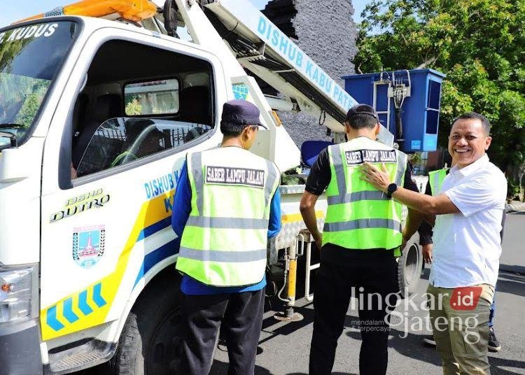 Bupati Kudus Sam’ani Intakoris saat meresmikan Tim Saber Lampu Jalan belum lama ini. (Nisa Hafizhotus S/Lingkarjateng.id)