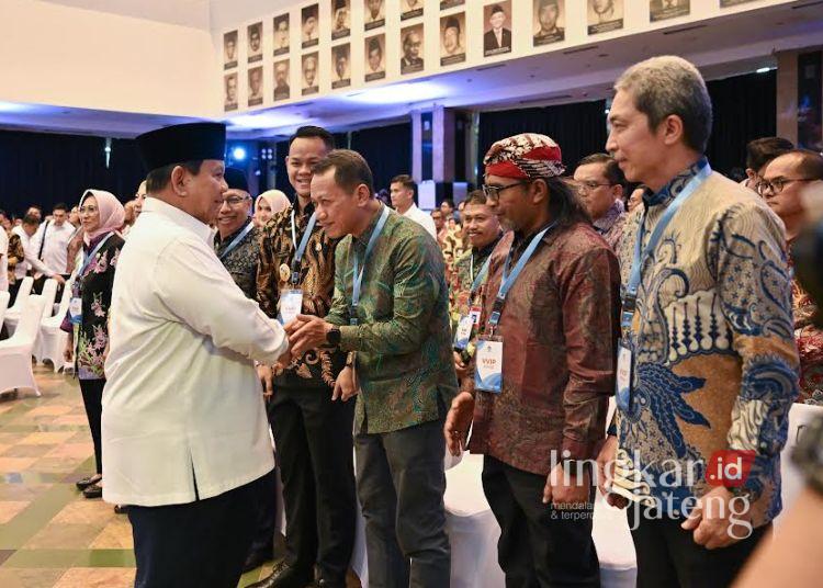 Dinilai Lebih Efektif, Bupati Kudus Sam’ani Dukung Mekanisme Baru Penyaluran Tunjangan Guru ASN 25 Bupati Kudus, Sam’ani Intakoris saat bersalaman dengan Presiden Prabowo Subianto usai acara Peluncuran Mekanisme Baru Tunjangan Guru ASN Daerah Langsung ke Rekening Guru di Kantor Kementerian Pendidikan Dasar dan Menengah (Kemendikdasmen), Senayan, Jakarta, Kamis sore, 13 Maret 2025. (Dok. for Lingkarjateng.id)