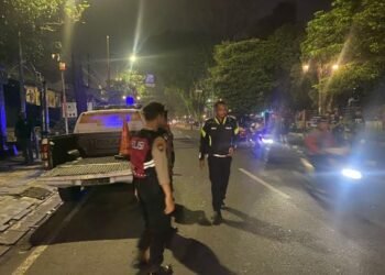 Petugas Polres Salatiga melakukan pemeriksaan lokasi kecelakaan lalu lintas di Jalan Adi Sucipto, Rabu malam, 12 Maret 2025. (Polres Salatiga/Lingkarjateng.id)