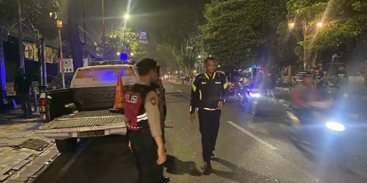 Petugas Polres Salatiga melakukan pemeriksaan lokasi kecelakaan lalu lintas di Jalan Adi Sucipto, Rabu malam, 12 Maret 2025. (Polres Salatiga/Lingkarjateng.id)