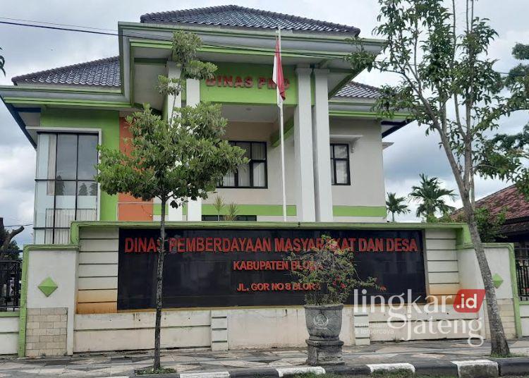 POTRET: Tampak depan Kantor Dinas Pemberdayaan Masyarakat dan Desa Kabupaten Blora. (Eko Wicaksono/Lingkarjateng.id)