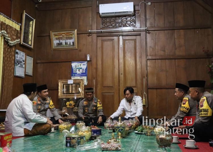 SILATURAHMI: Tim Polres Kendal silaturahmi di kediaman Gus Solah di Desa Krajan Kulon, Kecamatan Kaliwungu, Kabupaten Kendal pada Kamis, 3 April 2025. (Humas Polres Kendal/Lingkarjateng.id)