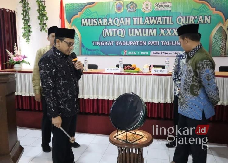 Wakil Bupati Pati, Risma Ardhi Chandra, secara simbolis membuka MTQ ke-32 di Aula MAN 1 Pati pada Sabtu, 26 April 2025. (Humas Pemkab Pati/Lingkarjateng.id)