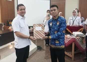 Wali Kota Pekalongan, Afzan Arslan Djunaid, menyerahkan SK CPNS kepada perwakilan CPNS di Ruang Buketan Setda Kota Pekalongan, Rabu, 30 April 2025. (Fahri Akbar/Lingkarjateng.id)