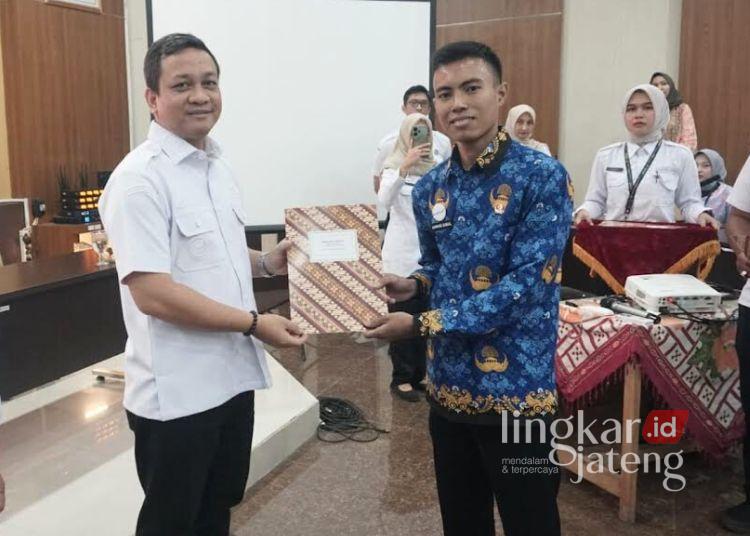 Wali Kota Pekalongan, Afzan Arslan Djunaid, menyerahkan SK CPNS kepada perwakilan CPNS di Ruang Buketan Setda Kota Pekalongan, Rabu, 30 April 2025. (Fahri Akbar/Lingkarjateng.id)